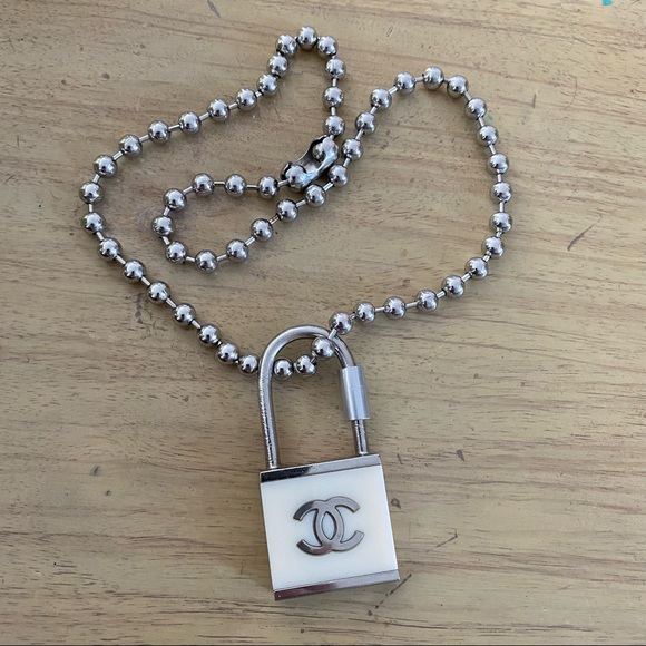 Chanel 02C padlock keychain - Picture 13 of 13